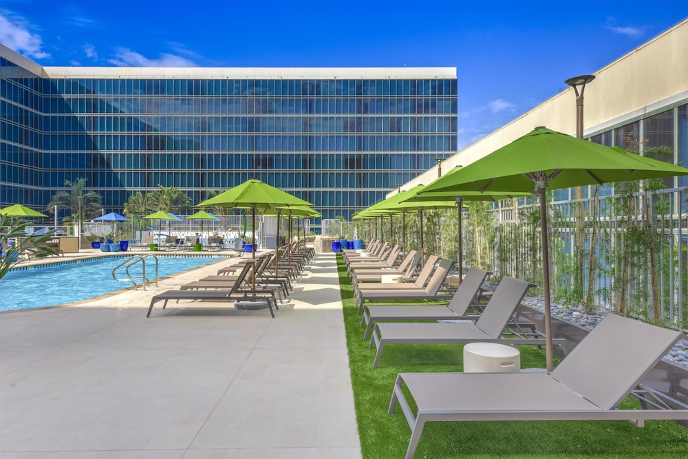 Hilton Anaheim — Swimming pool in Anaheim, California