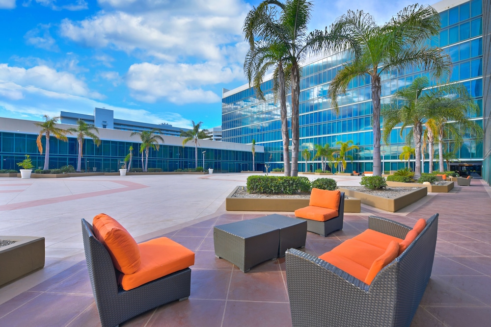 Hilton Anaheim — Hotel building in Anaheim, California