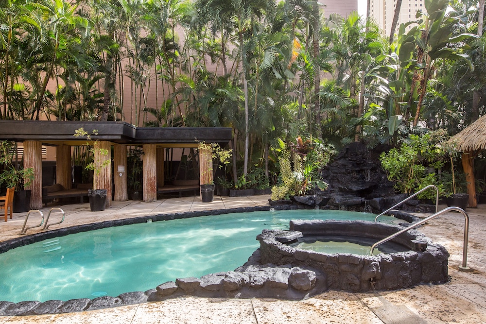 Castle Bamboo Waikīkī Hotel — Swimming pool in Honolulu, Hawaii