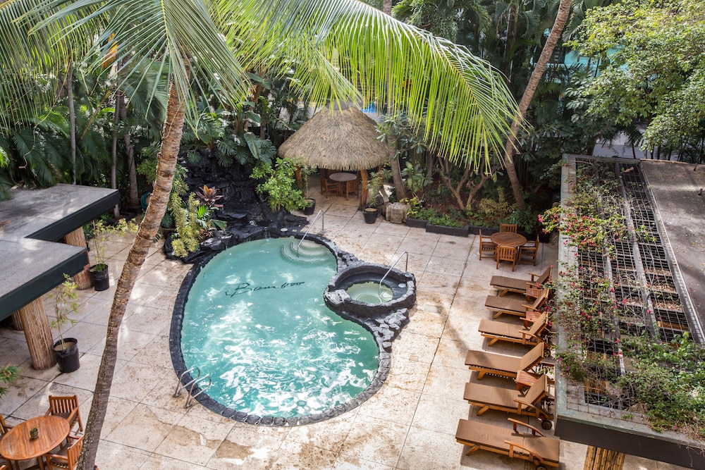 Castle Bamboo Waikīkī Hotel — Swimming pool in Honolulu, Hawaii