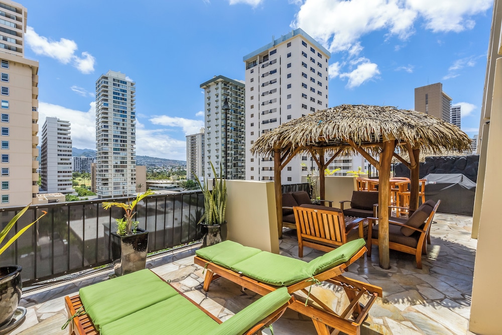 Castle Bamboo Waikīkī Hotel — Hotel building in Honolulu, Hawaii