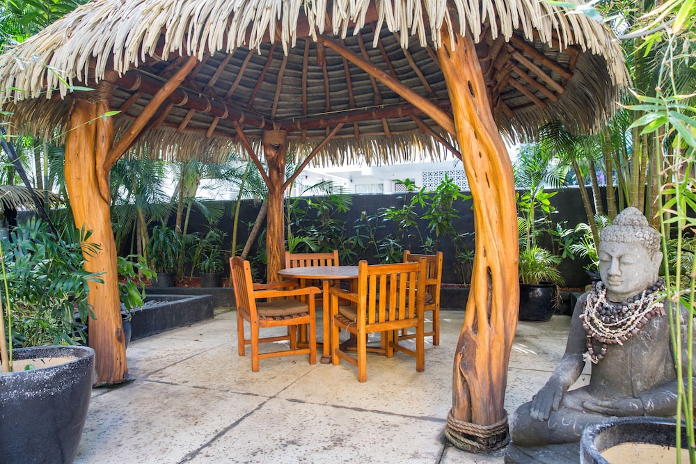 Castle Bamboo Waikīkī Hotel — Restaurant & bars in Honolulu, Hawaii