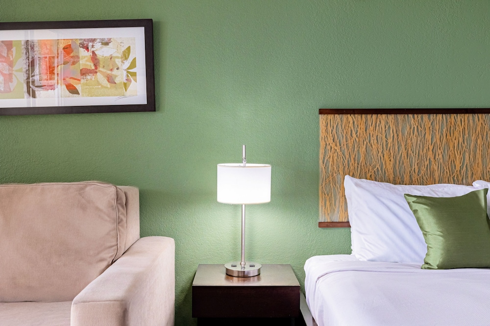 Skyline Island Colony Hotel — Hotel rooms in Honolulu, Hawaii