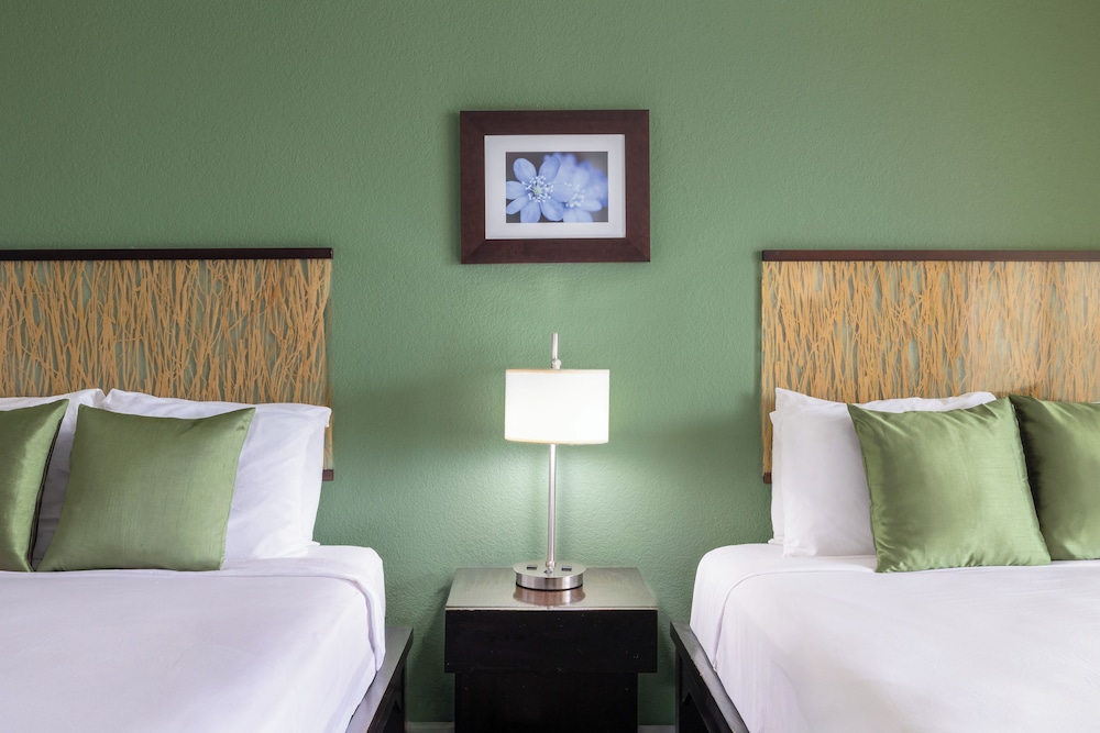 Skyline Island Colony Hotel — Hotel rooms in Honolulu, Hawaii