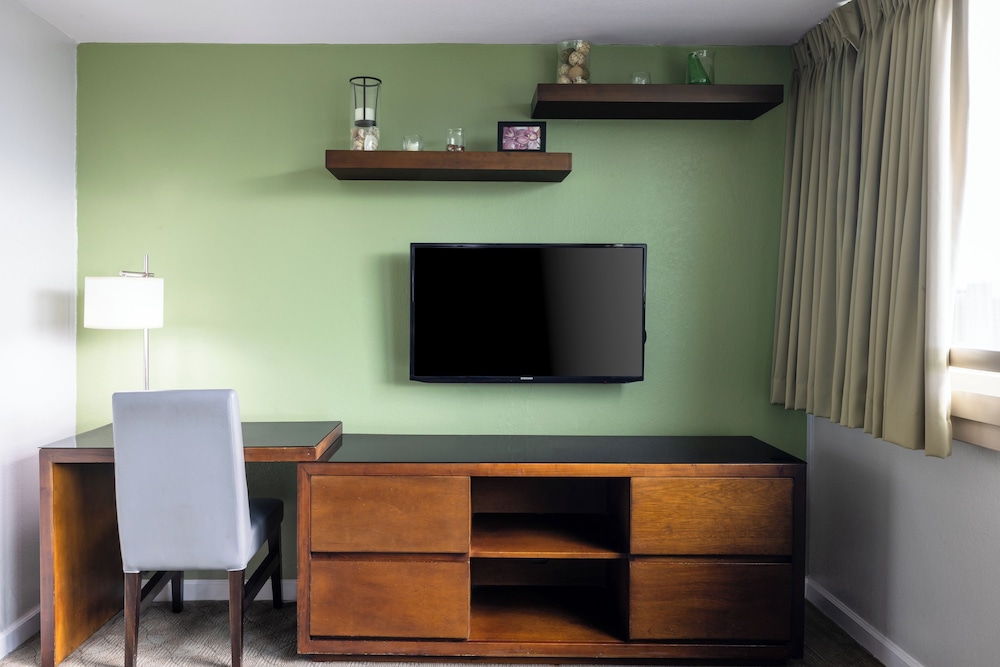 Skyline Island Colony Hotel — Hotel rooms in Honolulu, Hawaii