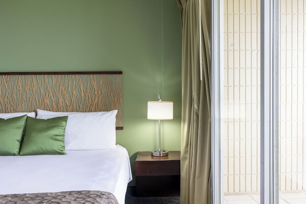 Skyline Island Colony Hotel — Hotel rooms in Honolulu, Hawaii