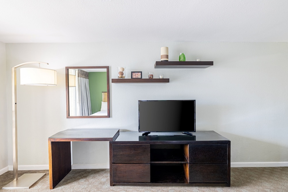 Skyline Island Colony Hotel — Hotel rooms in Honolulu, Hawaii