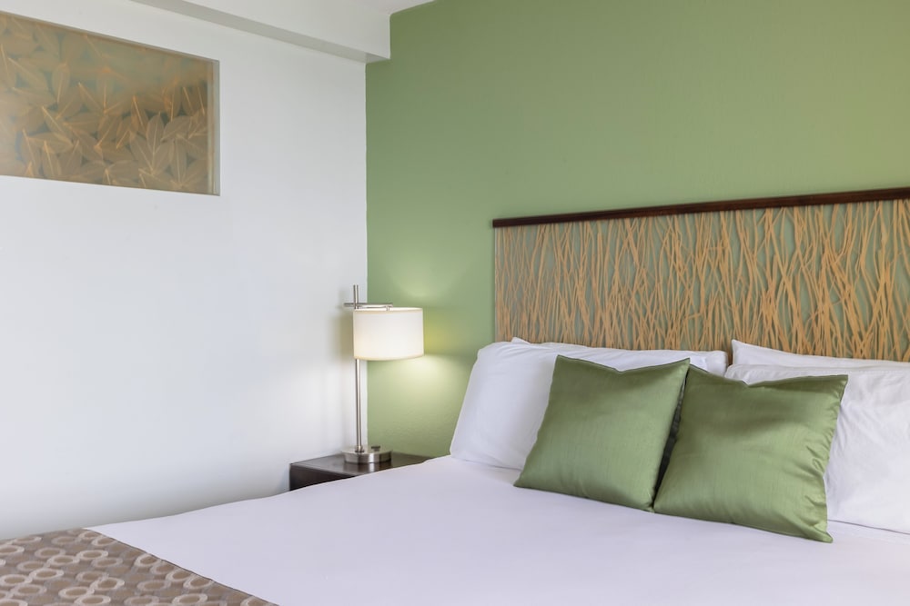 Skyline Island Colony Hotel — Hotel rooms in Honolulu, Hawaii