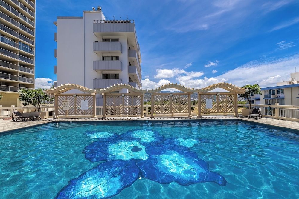 Skyline Island Colony Hotel — Swimming pool in Honolulu, Hawaii