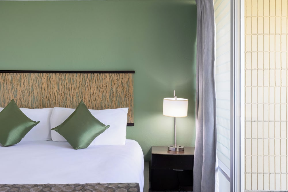 Skyline Island Colony Hotel — Hotel rooms in Honolulu, Hawaii