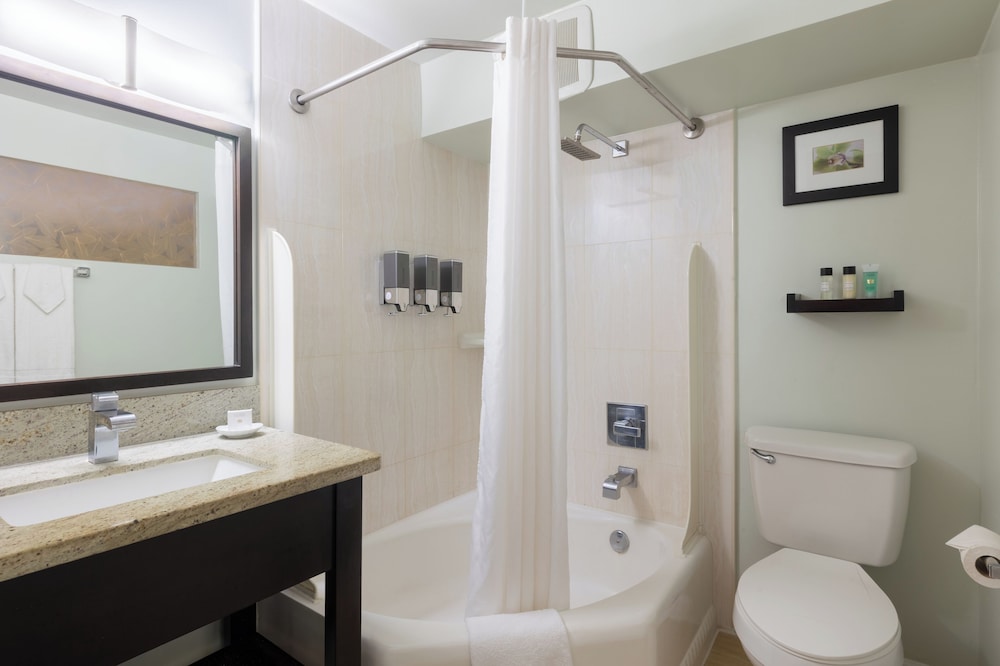 Skyline Island Colony Hotel — Hotel rooms in Honolulu, Hawaii