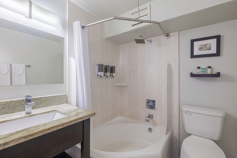 Skyline Island Colony Hotel — Hotel rooms in Honolulu, Hawaii