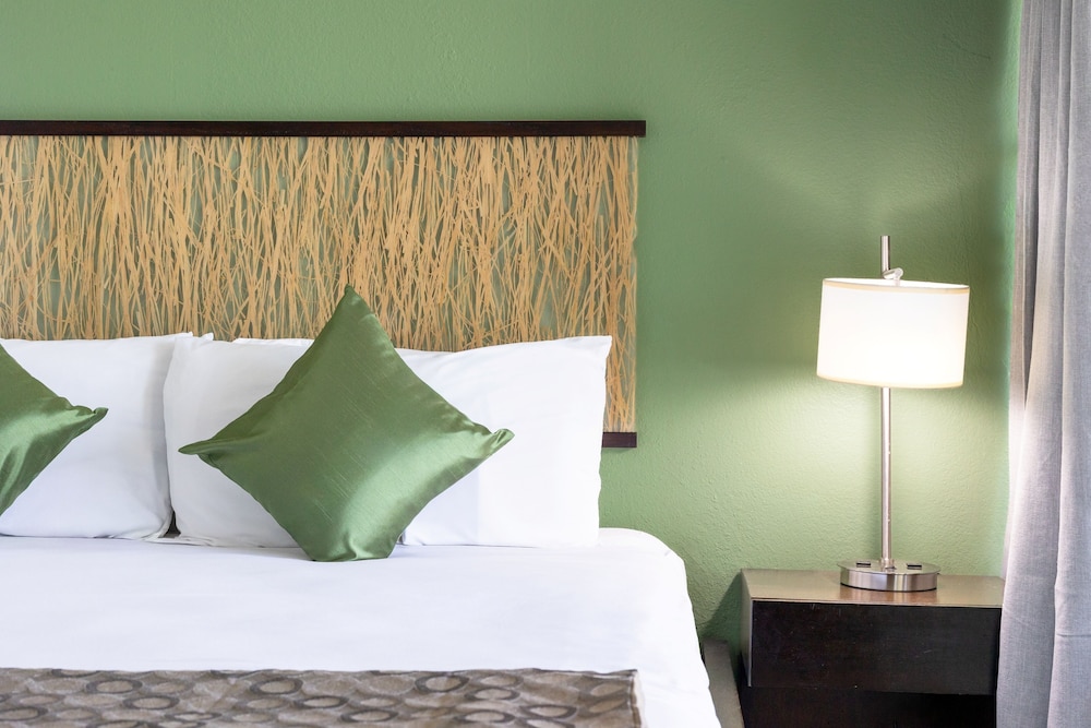 Skyline Island Colony Hotel — Hotel rooms in Honolulu, Hawaii
