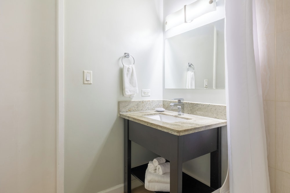 Skyline Island Colony Hotel — Hotel rooms in Honolulu, Hawaii