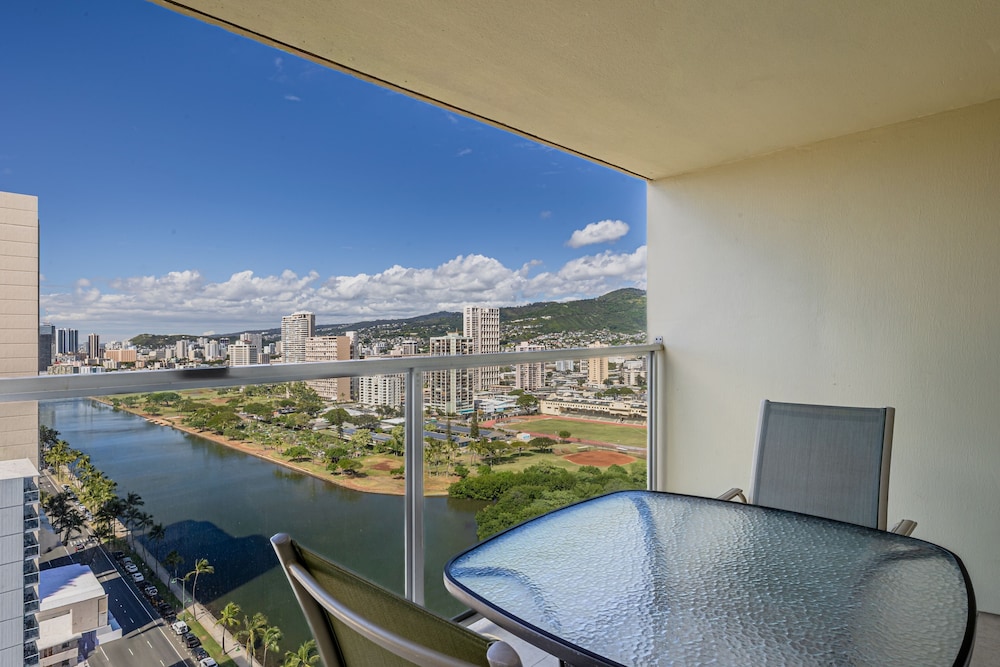Skyline Island Colony Hotel — Hotel rooms in Honolulu, Hawaii