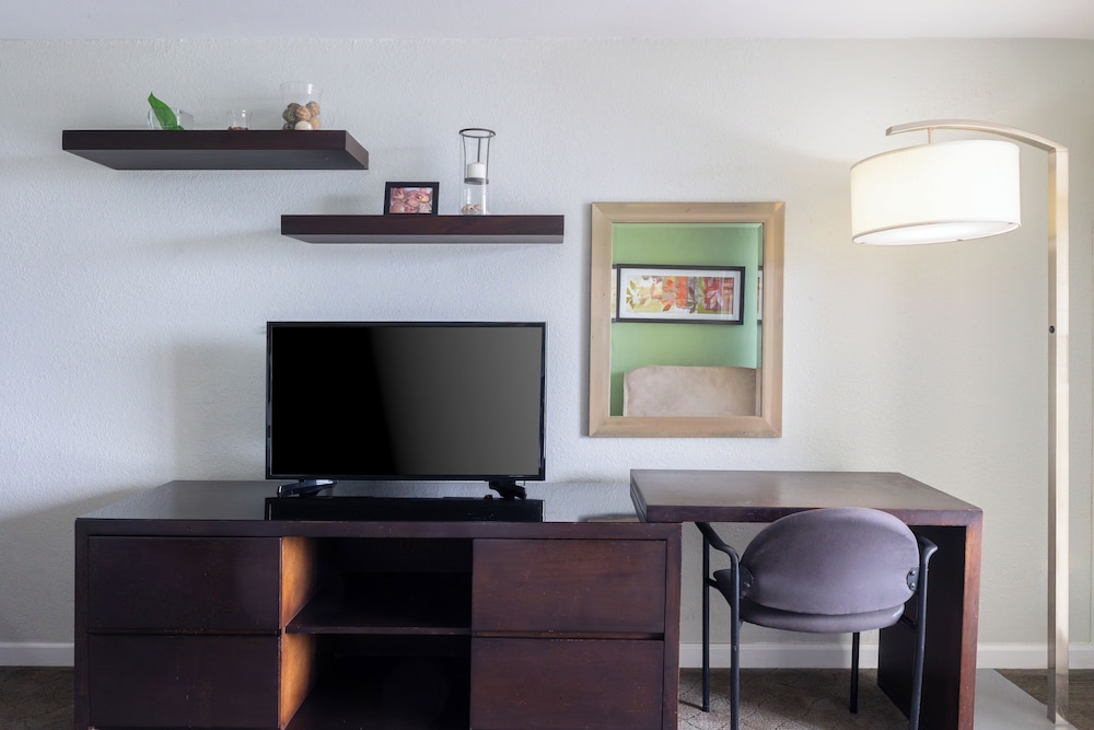 Skyline Island Colony Hotel — Hotel rooms in Honolulu, Hawaii