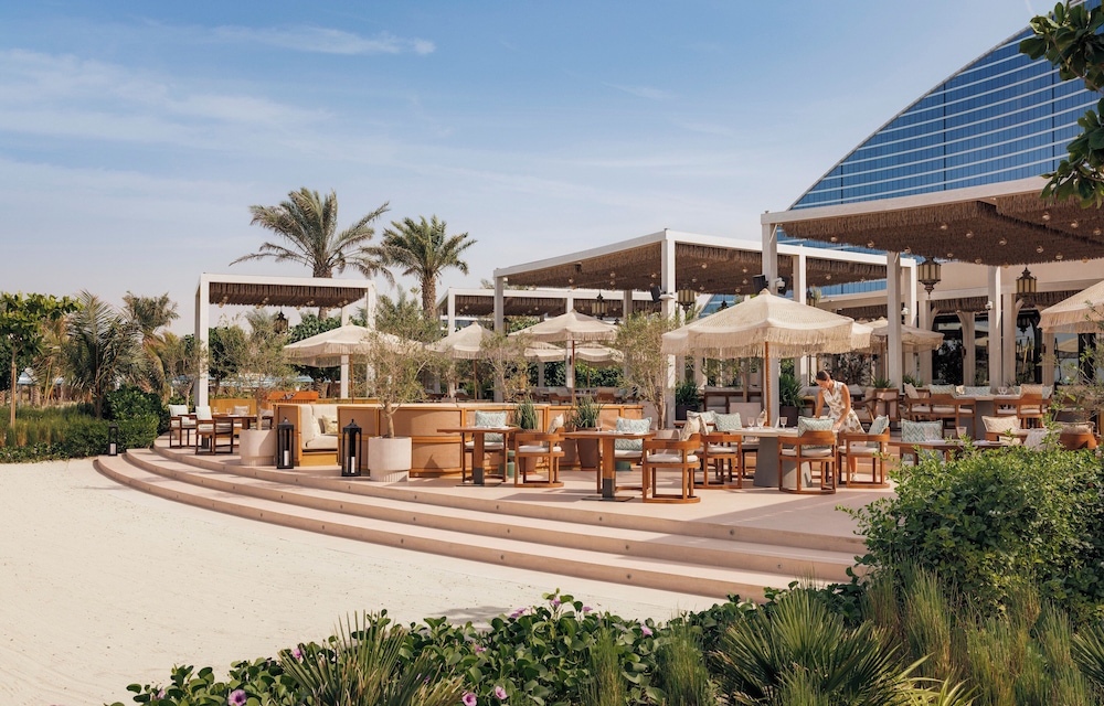 Jumeirah Beach Hotel Dubai — Restaurant in Dubai