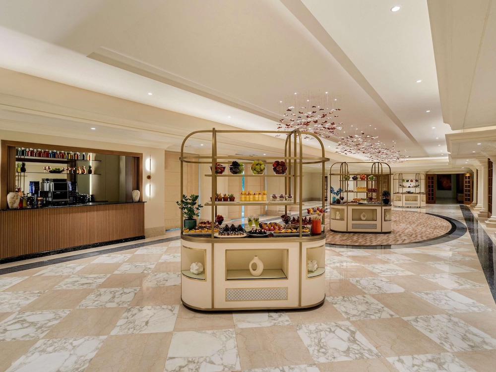 Mövenpick Hotel & Apartments Bur Dubai — Restaurant & bars in Dubai