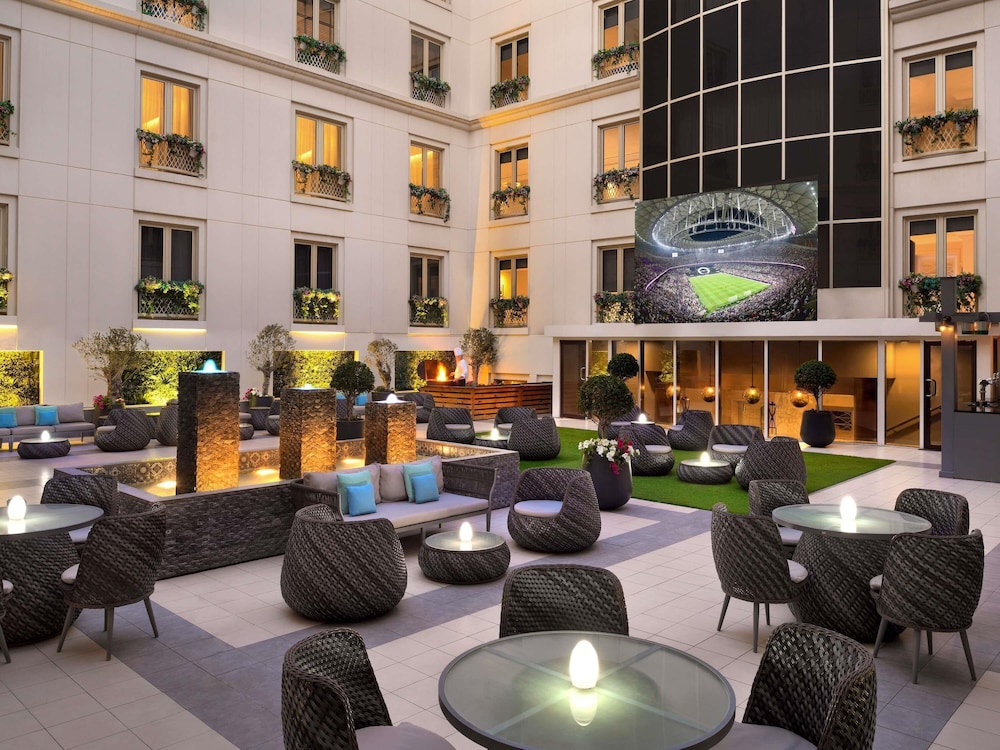 Mövenpick Hotel & Apartments Bur Dubai — Restaurant & bars in Dubai