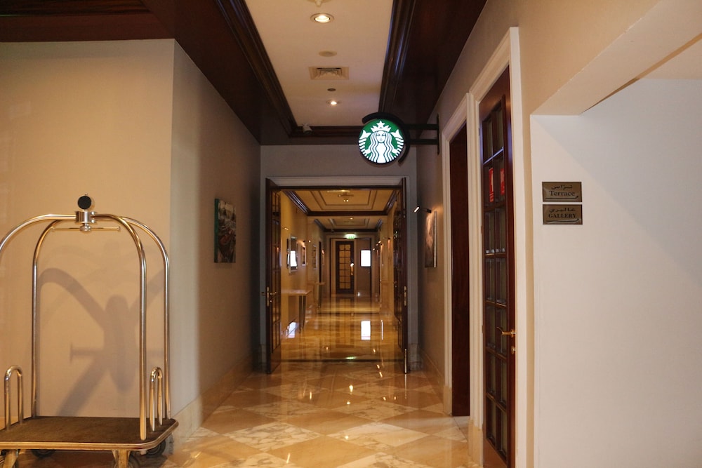 Mövenpick Hotel & Apartments Bur Dubai — Restaurant & bars in Dubai