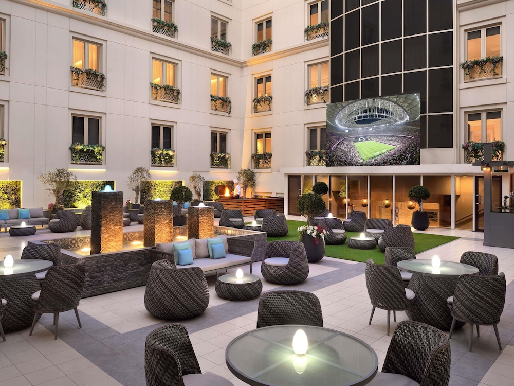 Mövenpick Hotel & Apartments Bur Dubai — Restaurant & bars in Dubai
