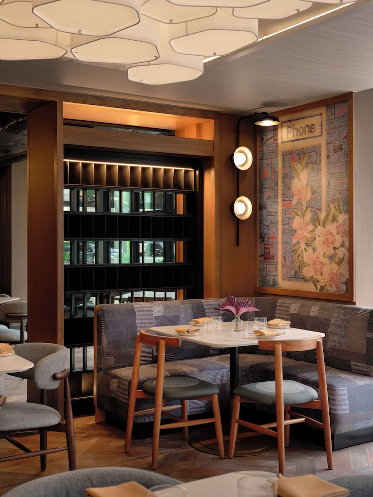 Romer House Waikiki — Restaurant & bars in Honolulu, Hawaii