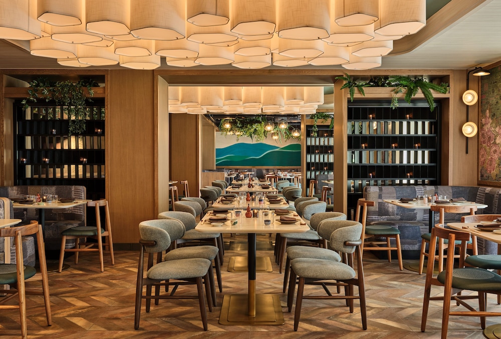 Romer House Waikiki — Restaurant & bars in Honolulu, Hawaii