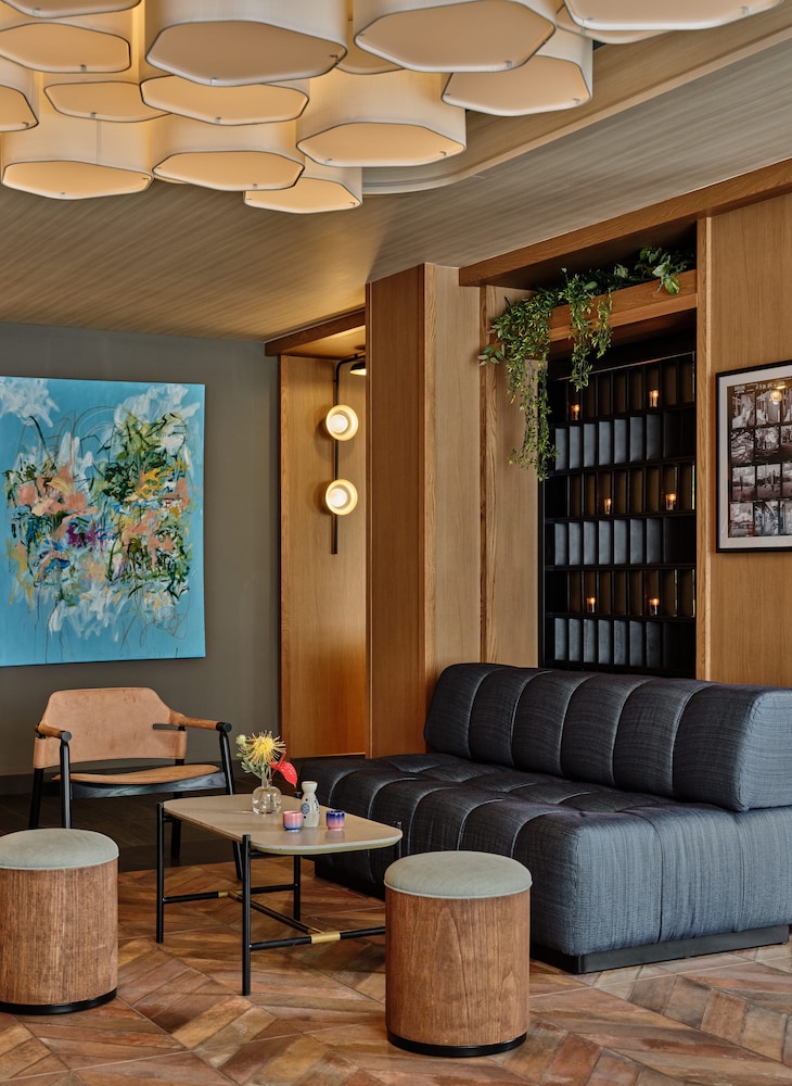 Romer House Waikiki — Restaurant & bars in Honolulu, Hawaii