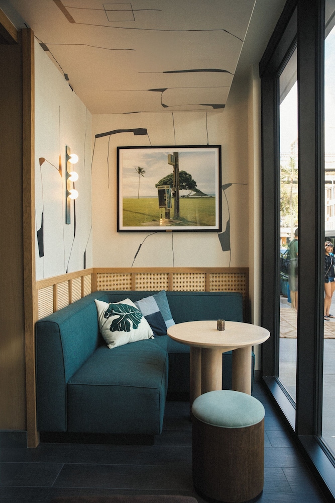 Romer House Waikiki — Restaurant & bars in Honolulu, Hawaii