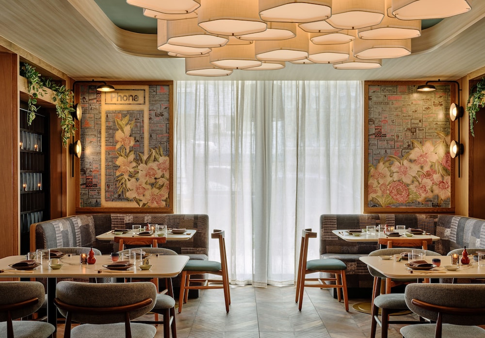 Romer House Waikiki — Restaurant & bars in Honolulu, Hawaii
