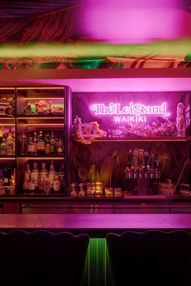 Romer House Waikiki — Restaurant & bars in Honolulu, Hawaii