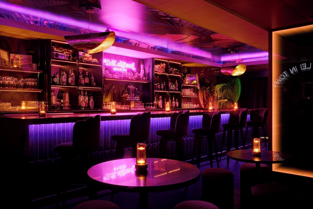 Romer House Waikiki — Restaurant & bars in Honolulu, Hawaii