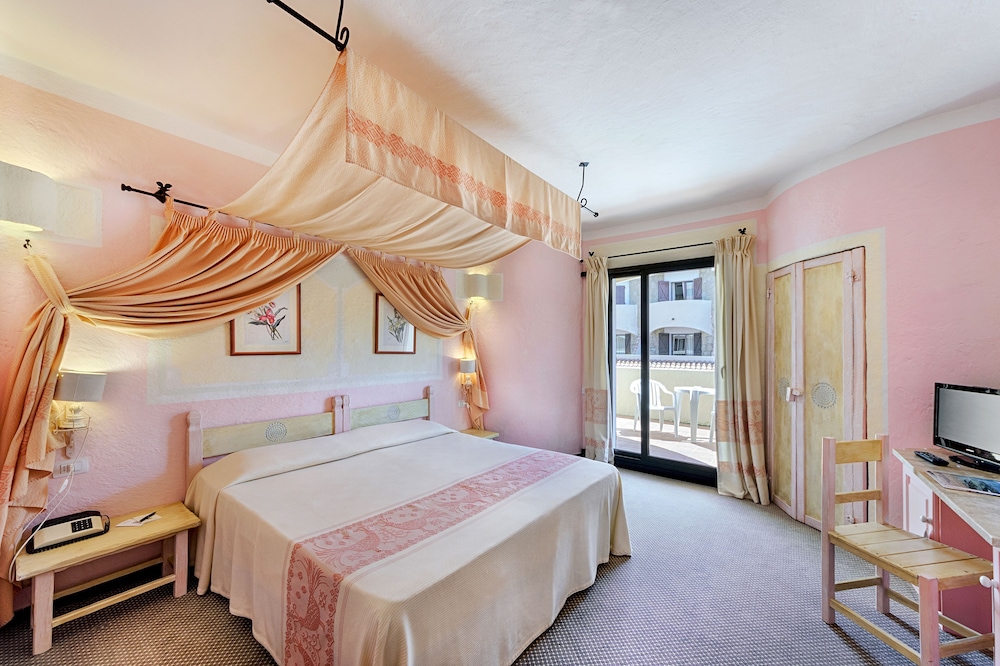 Grand Hotel Smeraldo Beach — Hotel rooms in Arzachena, Sardinia