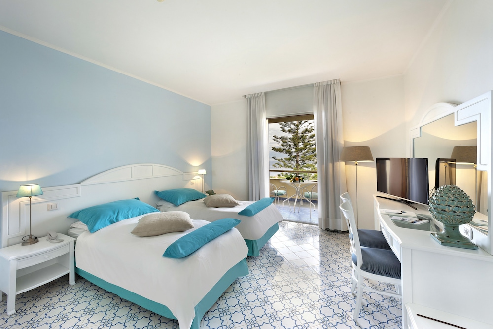 Grand Hotel Vesuvio — Hotel rooms in Sorrento, Campania