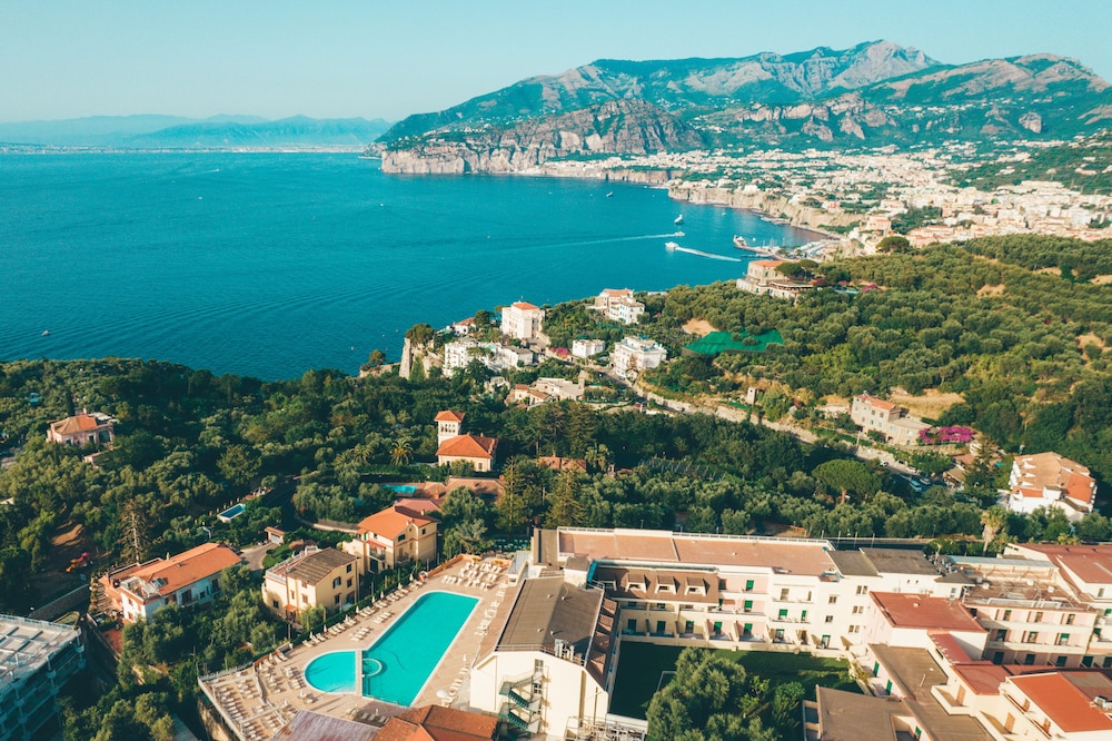 Grand Hotel Vesuvio — Swimming pool in Sorrento, Campania