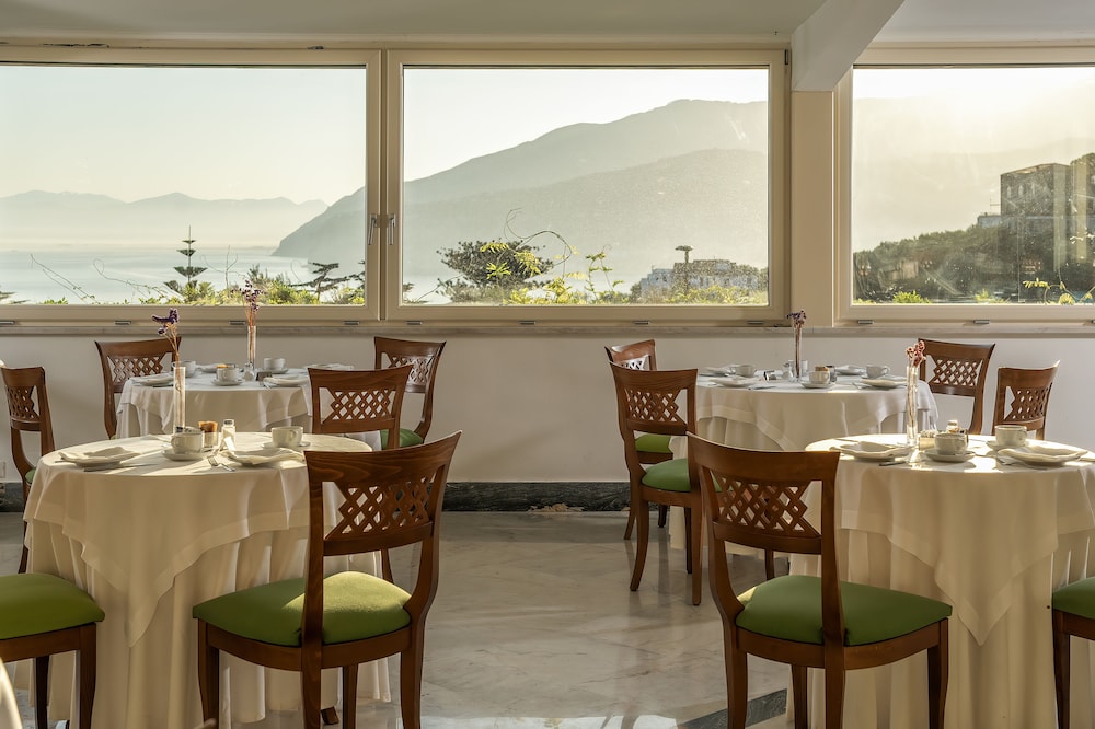 Grand Hotel Vesuvio — Restaurant & bars in Sorrento, Campania