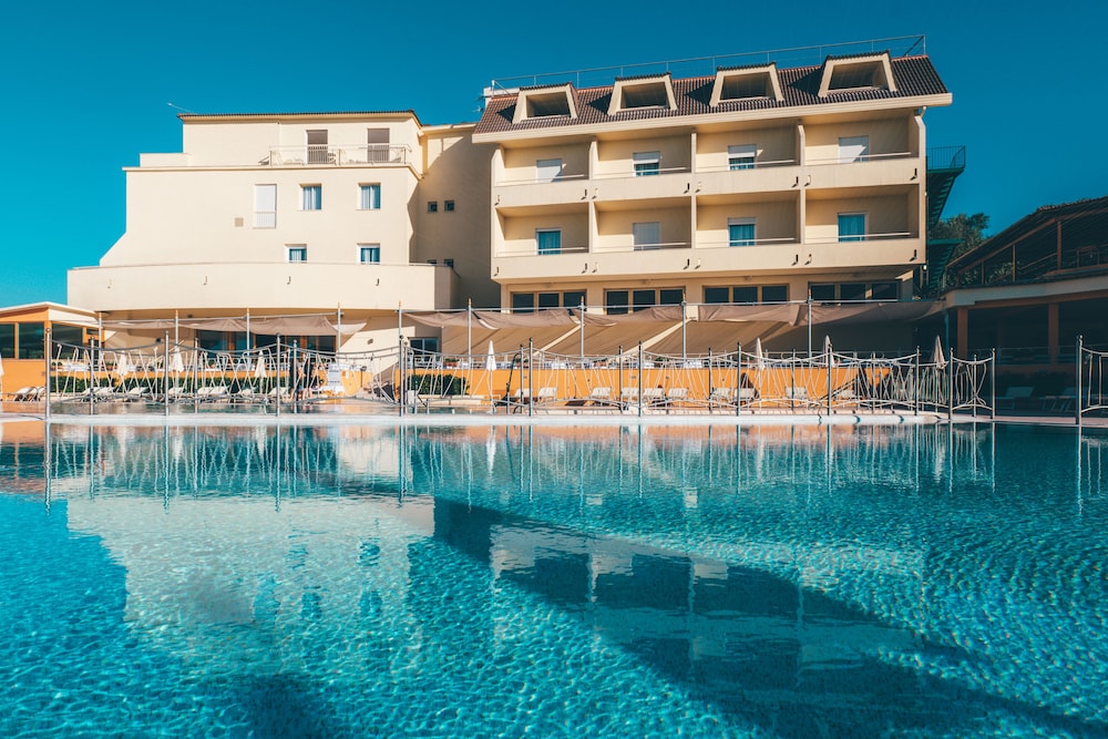 Grand Hotel Vesuvio — Swimming pool in Sorrento, Campania