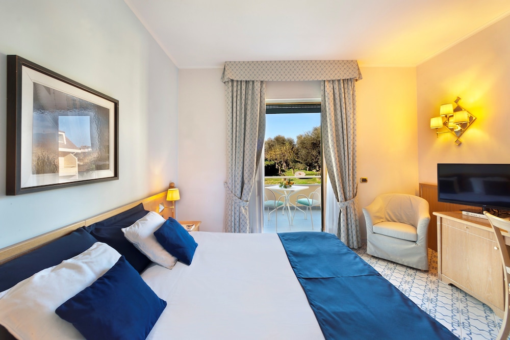 Grand Hotel Vesuvio — Hotel rooms in Sorrento, Campania