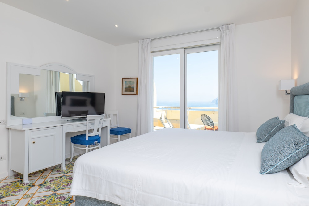 Grand Hotel Vesuvio — Hotel rooms in Sorrento, Campania