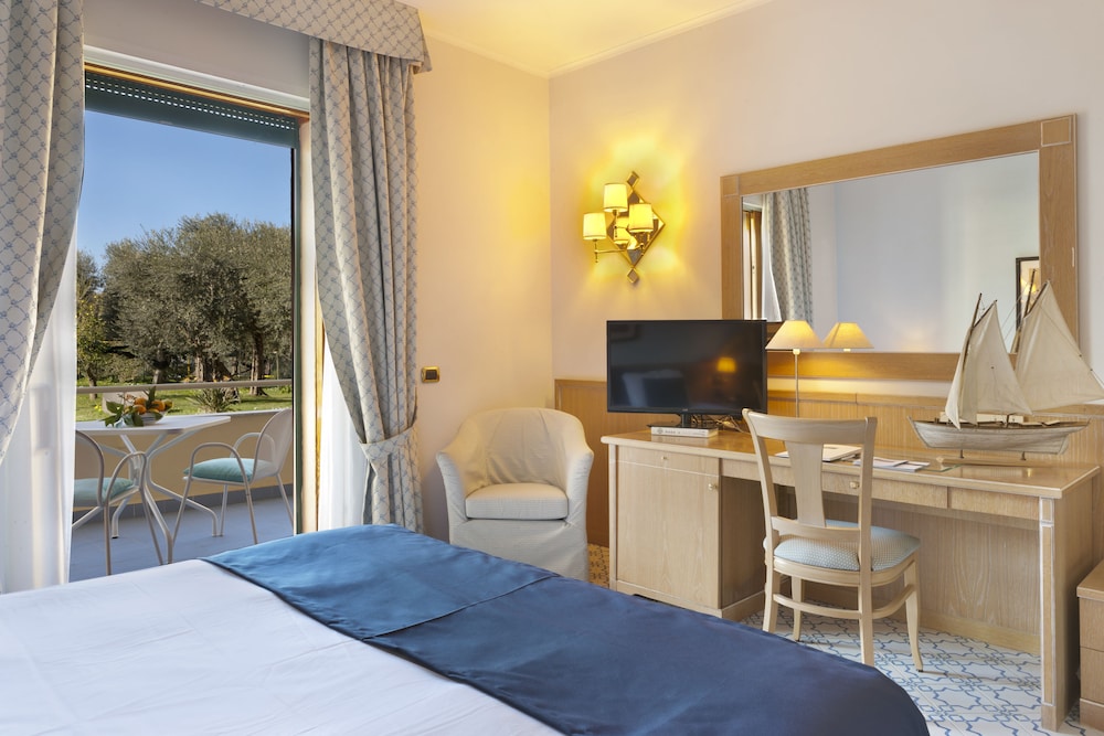 Grand Hotel Vesuvio — Hotel rooms in Sorrento, Campania