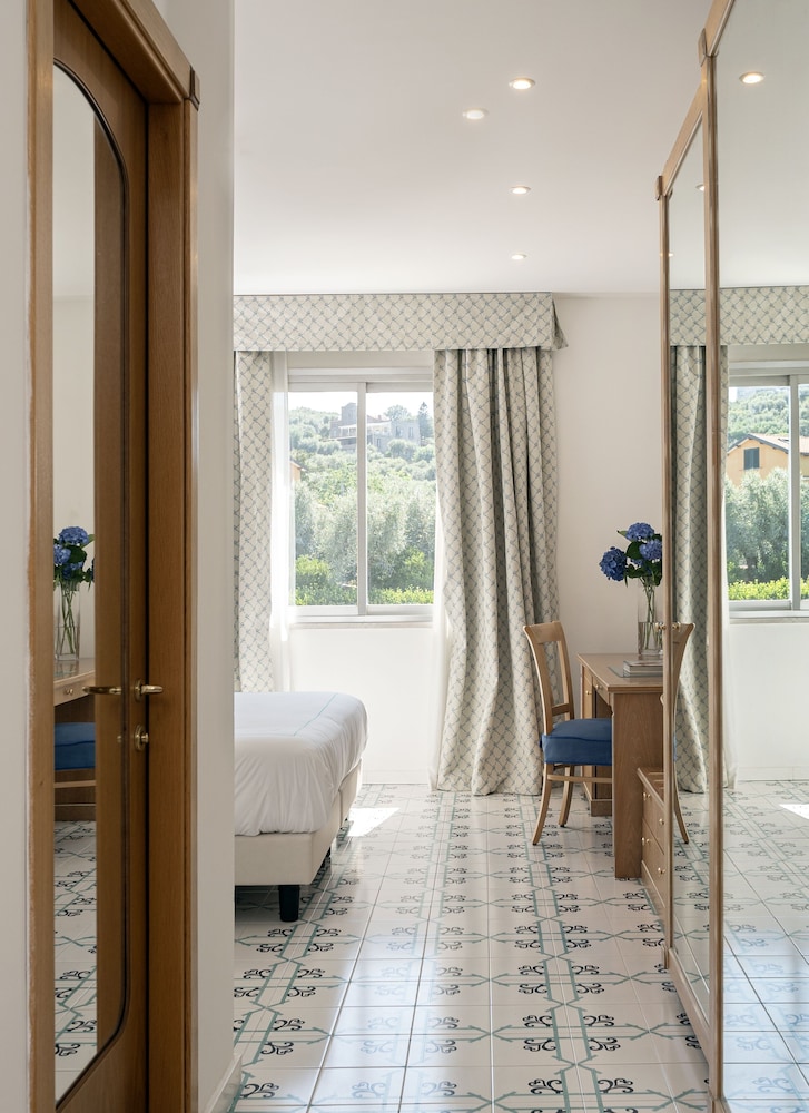 Grand Hotel Vesuvio — Hotel rooms in Sorrento, Campania