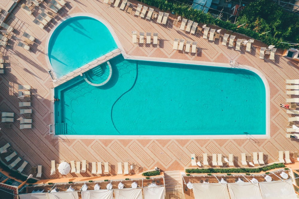 Grand Hotel Vesuvio — Swimming pool in Sorrento, Campania