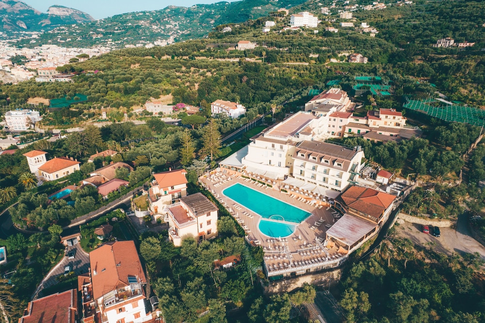 Grand Hotel Vesuvio — Swimming pool in Sorrento, Campania