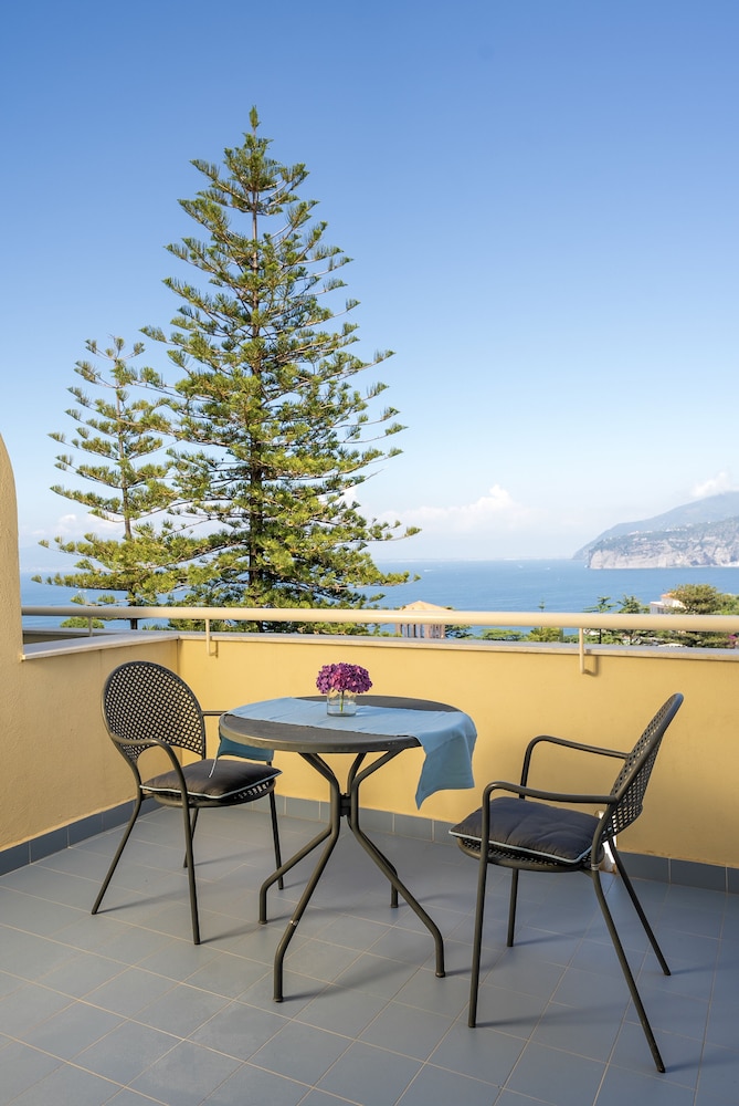 Grand Hotel Vesuvio — Hotel rooms in Sorrento, Campania