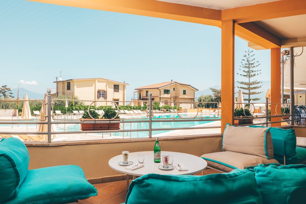 Grand Hotel Vesuvio — Swimming pool in Sorrento, Campania