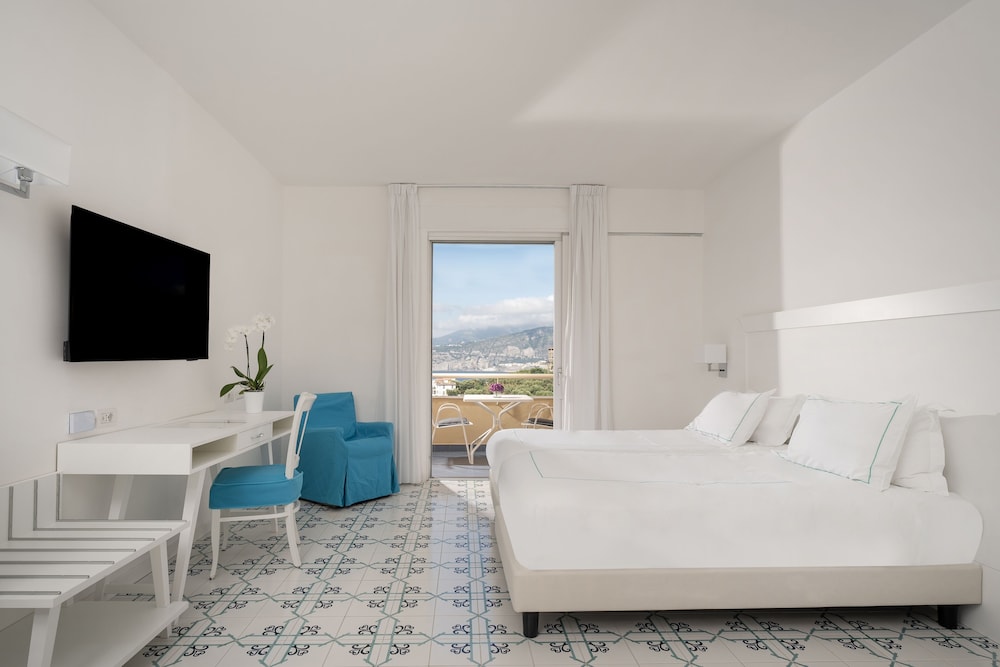 Grand Hotel Vesuvio — Hotel rooms in Sorrento, Campania