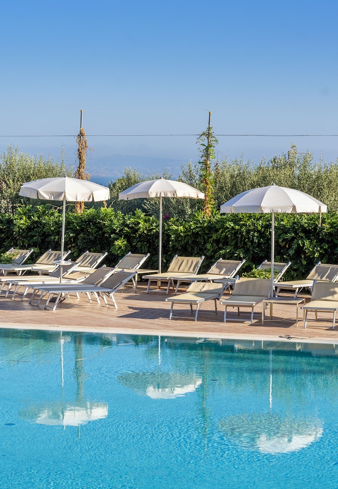 Grand Hotel Vesuvio — Swimming pool in Sorrento, Campania