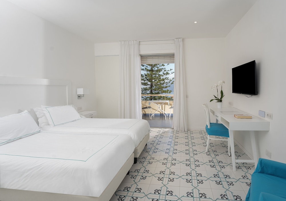 Grand Hotel Vesuvio — Hotel rooms in Sorrento, Campania