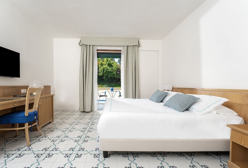Grand Hotel Vesuvio — Hotel rooms in Sorrento, Campania