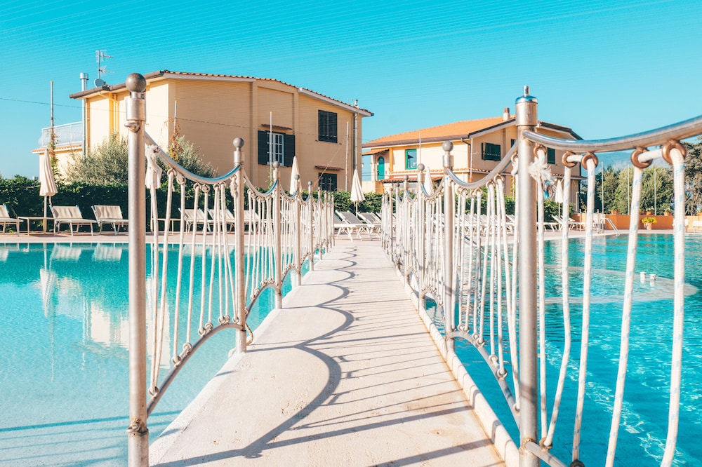 Grand Hotel Vesuvio — Swimming pool in Sorrento, Campania